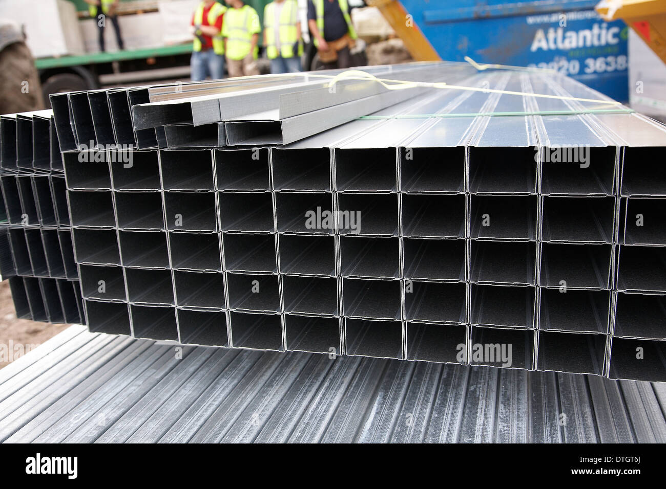 Close up di lunghezze di saldati in acciaio al carbonio rettangolo le  sezioni di tubo usato per la costruzione nel Regno Unito Foto stock - Alamy