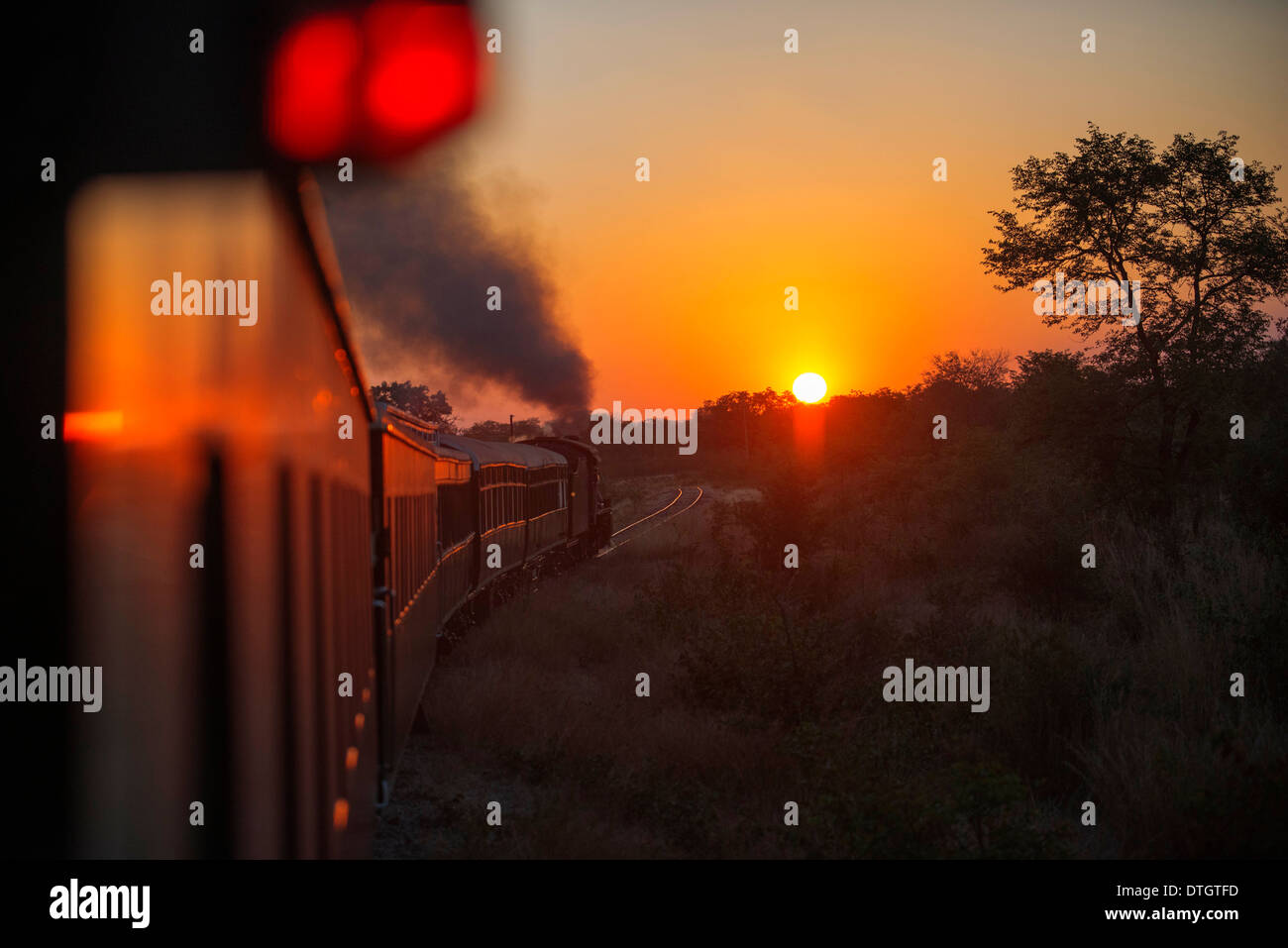 Tramonto nella Royal Livingstone Express treno di lusso. La locomotiva a vapore, 156 è un decimo di classe originariamente appartenenti alla Zambia Foto Stock