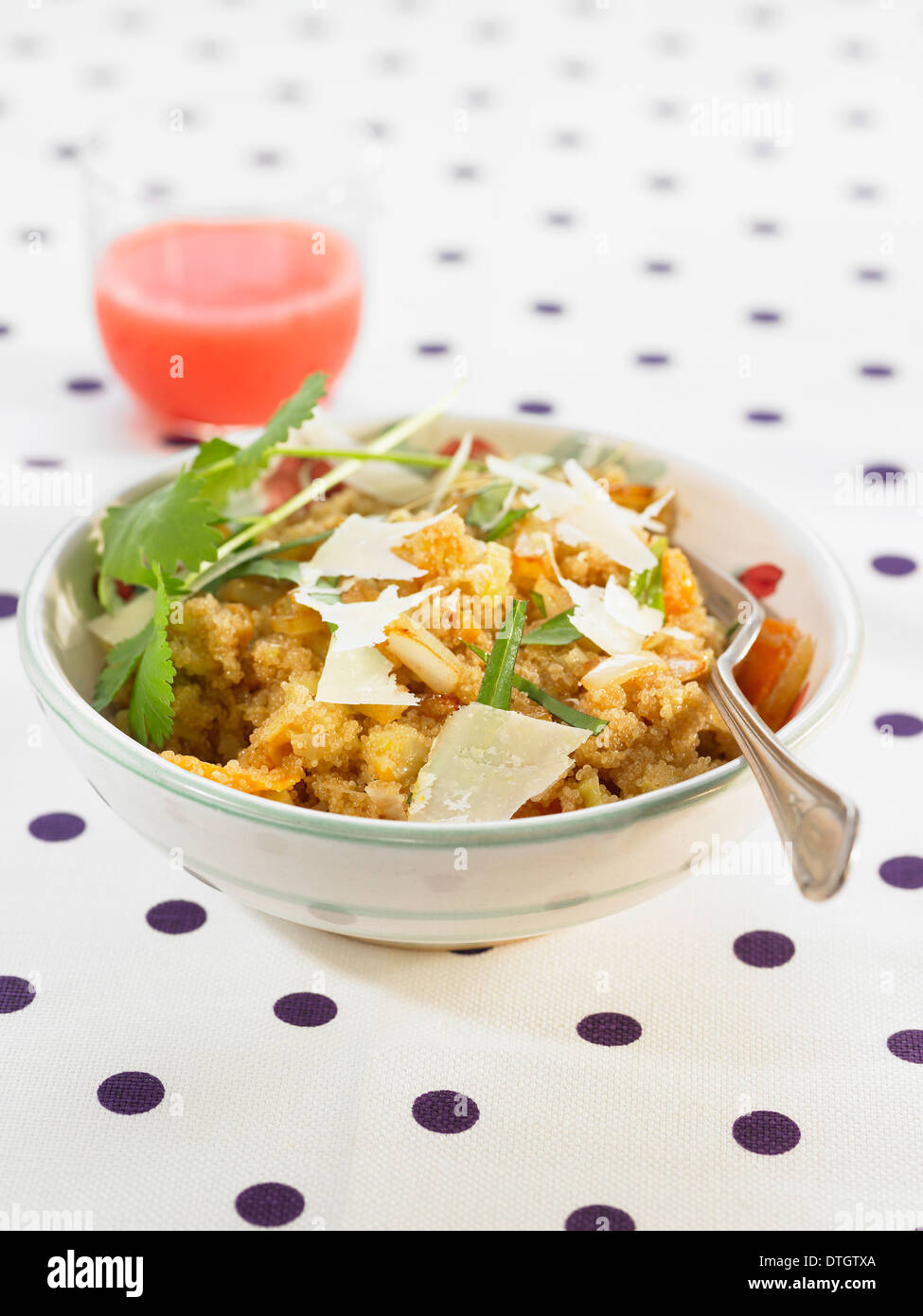 Amaranto risotto con brodo vegetale,porri,il coriandolo e scaglie di parmigiano Foto Stock