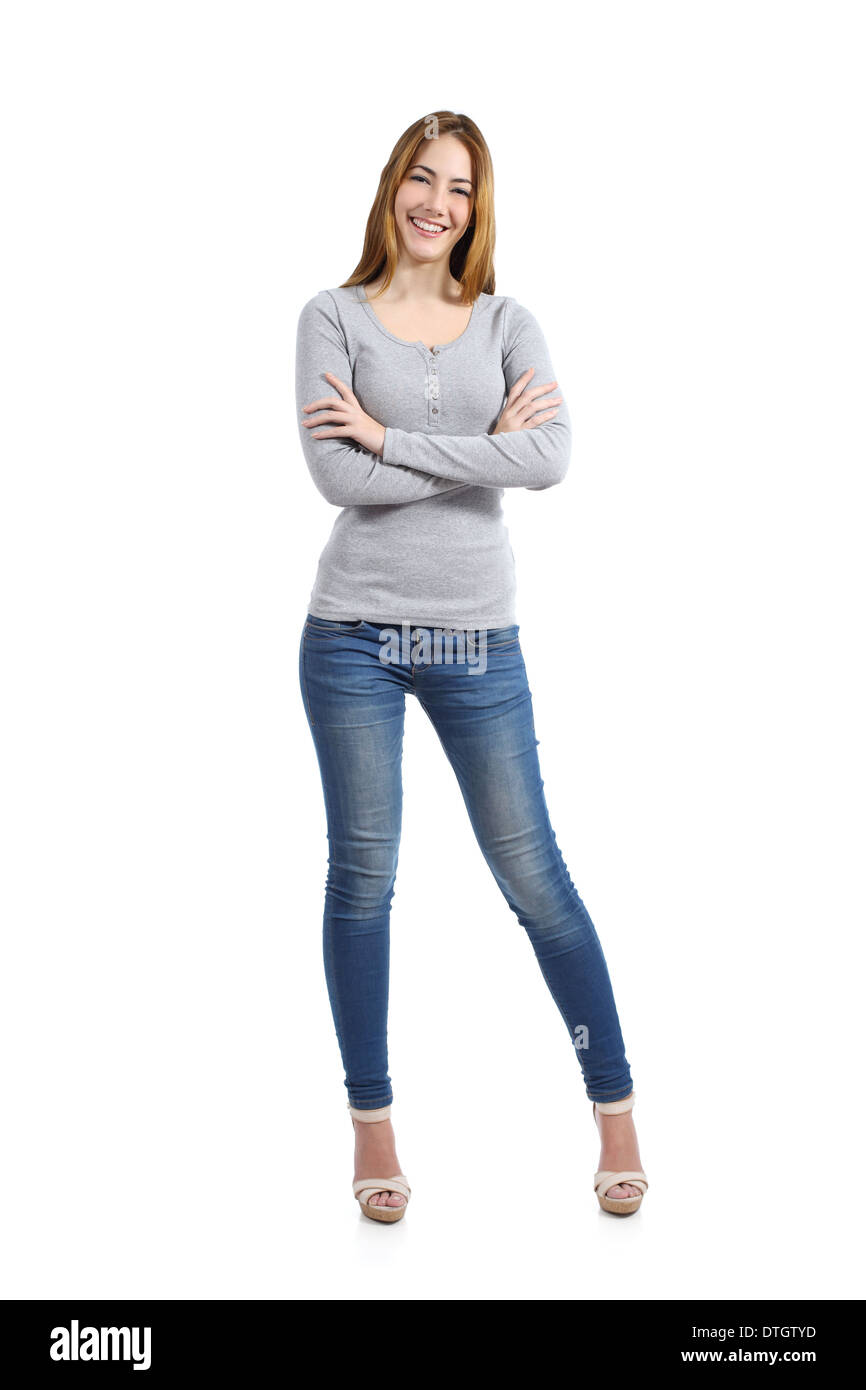 Fiducioso corpo pieno di un informale happy woman standing indossano jeans isolato su uno sfondo bianco Foto Stock