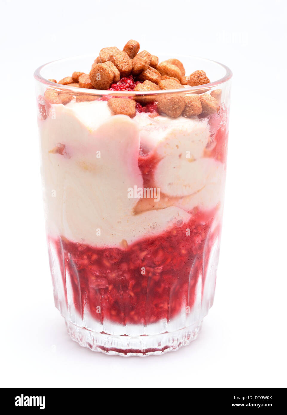 Ricotta dolce con lamponi e piccoli crunchies. Foto Stock