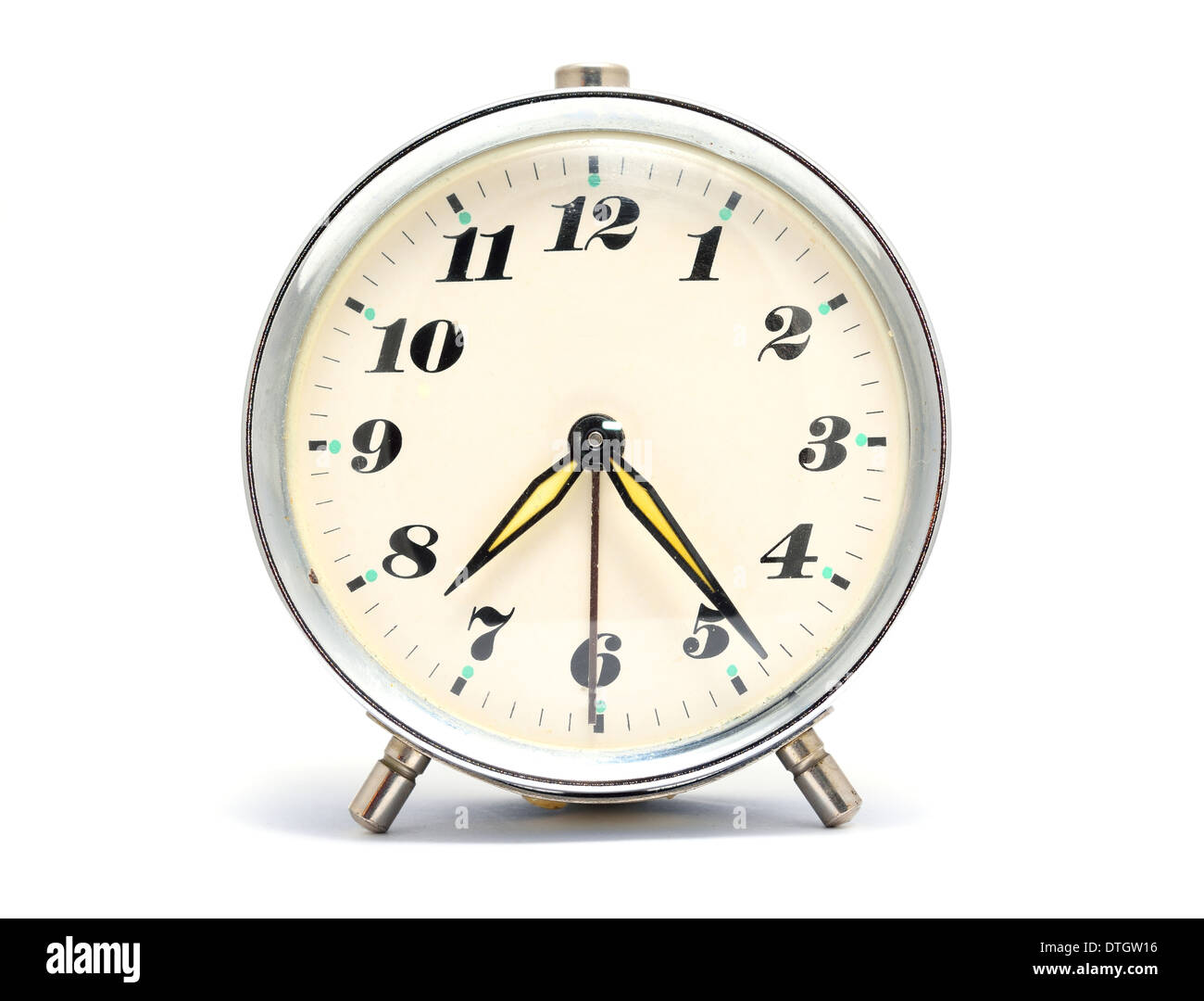 Closeup shot del vecchio dial orologio sveglia con lancette gialle. Foto Stock