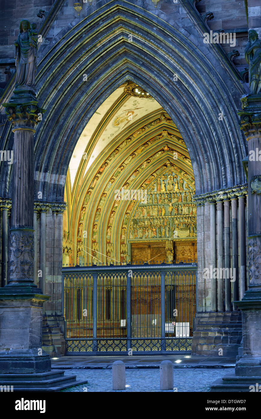 Il portale ovest di Friburgo Minster, Freiburg im Breisgau, Baden-Württemberg, Germania Foto Stock