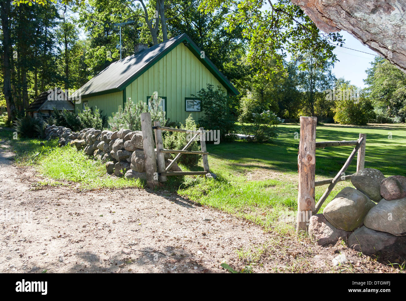 Casa Verde, ciottoli recinzione in pietra e porte in legno Foto Stock