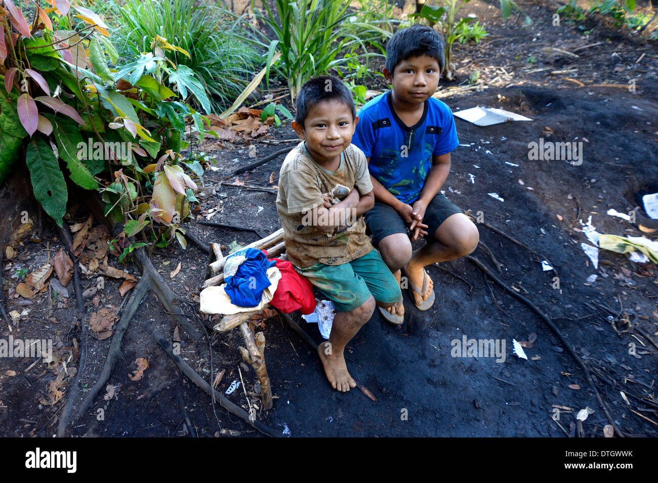 Due ragazzi indigeni nel villaggio del popolo Xavantes, Tres Rios vicino alla missione di Sangradouro, Primavera do Leste Foto Stock