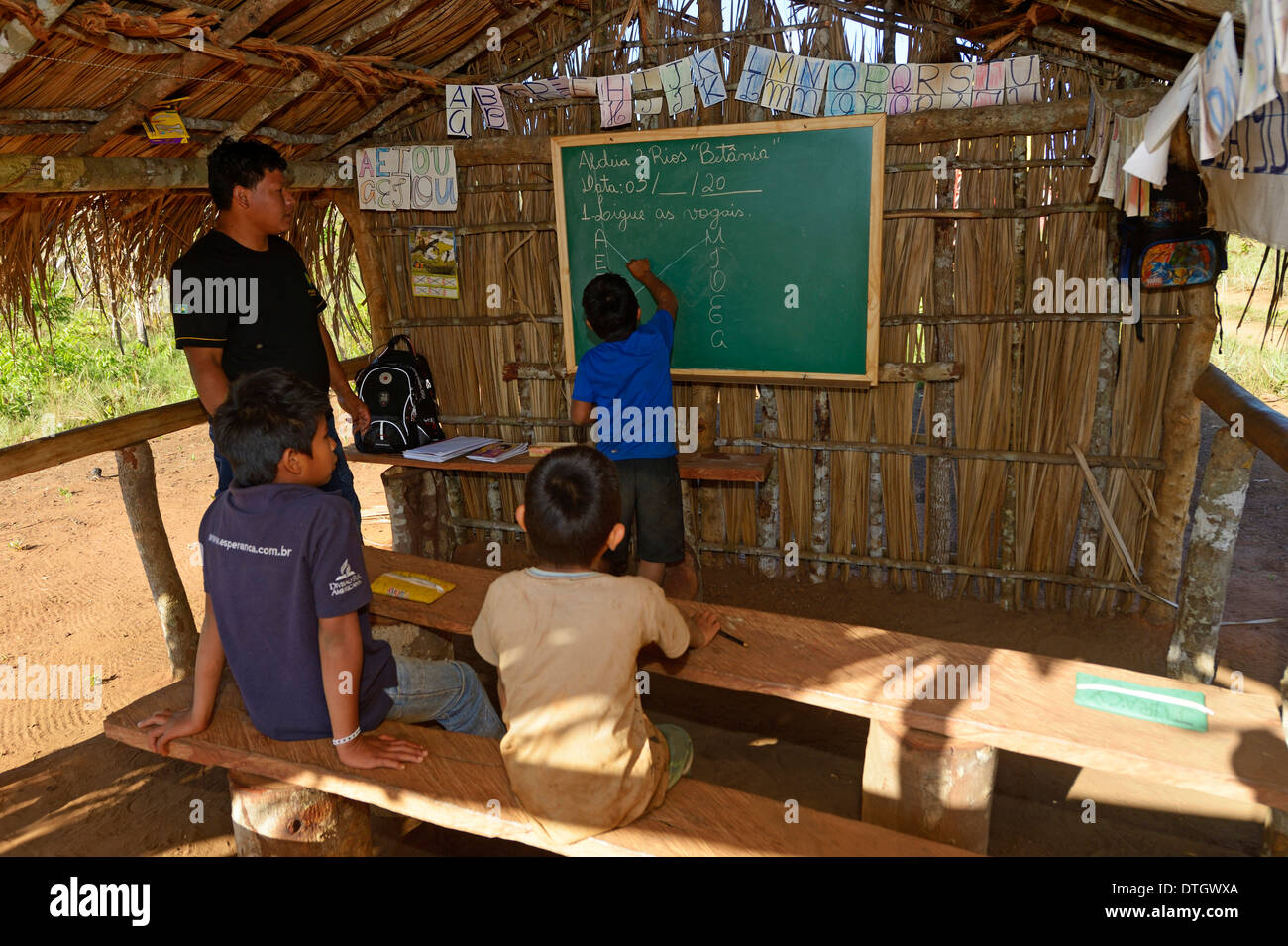 La scuola in un villaggio del popolo Xavantes, Tres Rios vicino alla missione di Sangradouro, Primavera do Leste, Mato Grosso, Brasile Foto Stock
