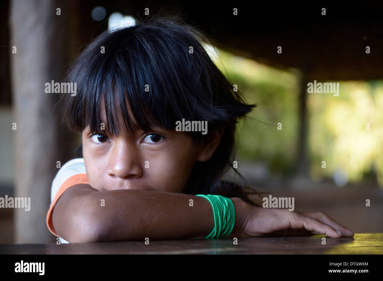 La ragazza del Xavantes poeples nel villaggio di Nova Vida vicino alla missione di Sangradouro, Primavera do Leste, Mato Grosso Foto Stock