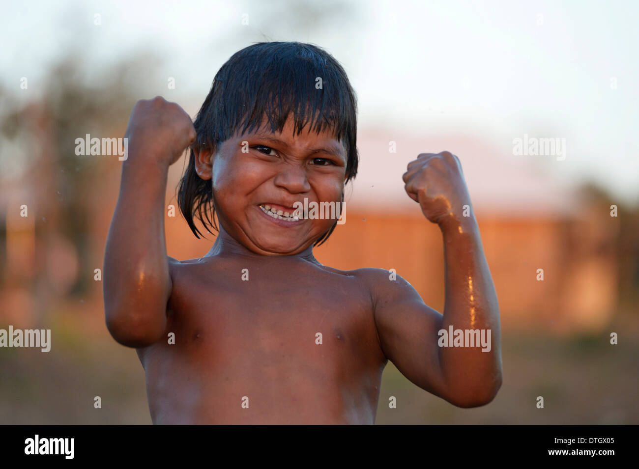 Forte ragazzo del popolo Xavantes, villaggio di Ureré vicino Sangradouro, Primavera do Leste, Mato Grosso, Brasile Foto Stock