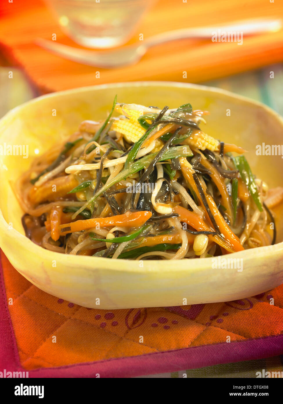Arame con spaghetti di riso,carote e beansprouts Foto Stock