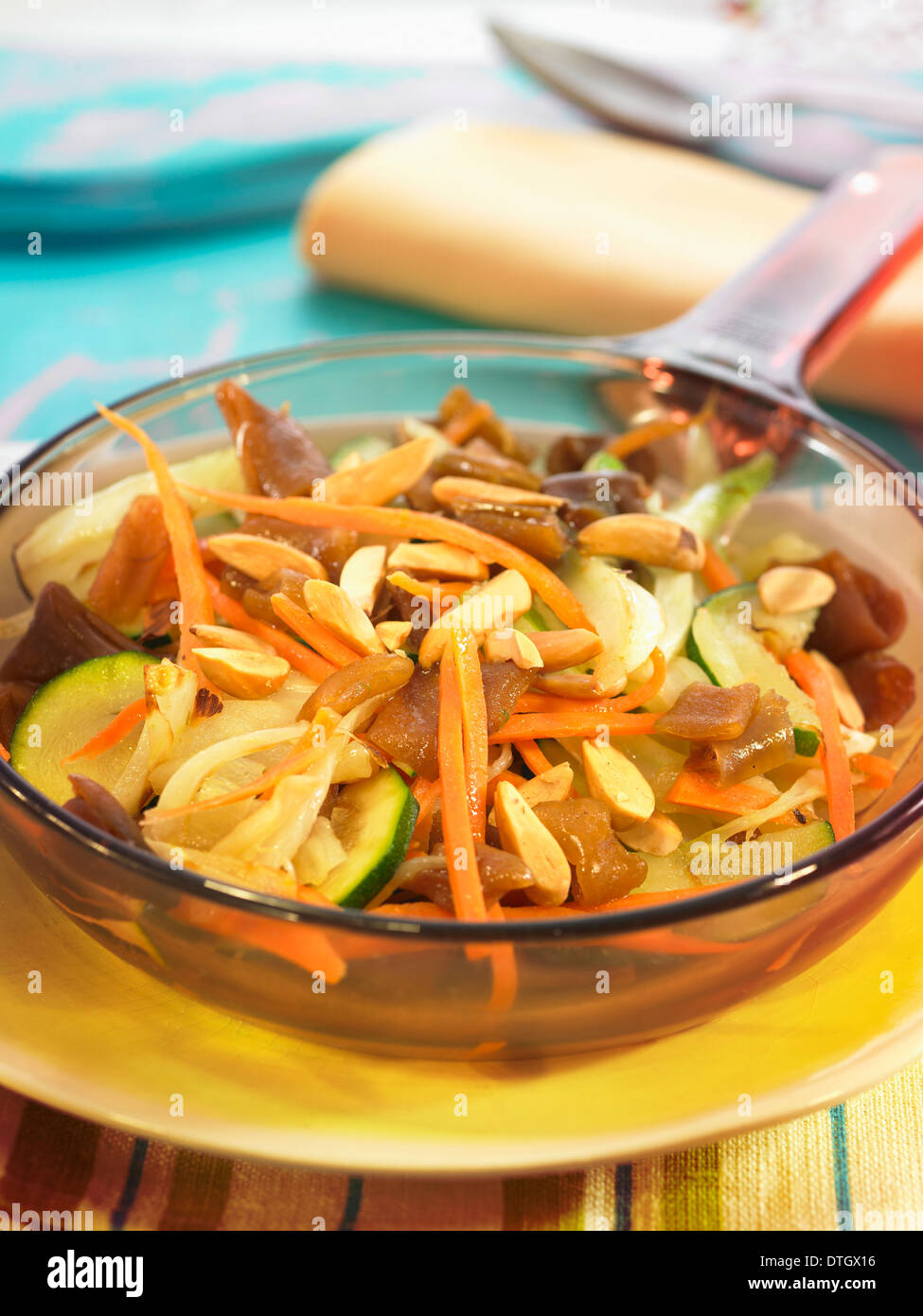 Zucchine,Carota,Cochayuyo alghe,di finocchio e insalata di arachidi Foto Stock