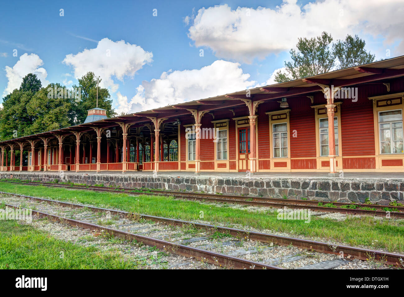 Vuoto in legno stazione ferroviaria in estate al giorno nuvoloso Foto Stock