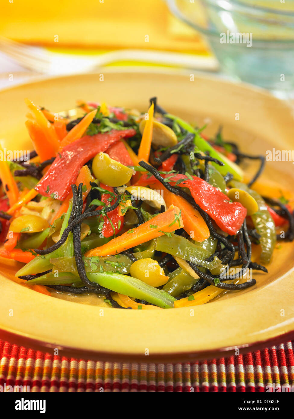 Alga Hiziki,pepe,verde fagiolo,Carota e insalata di oliva Foto Stock