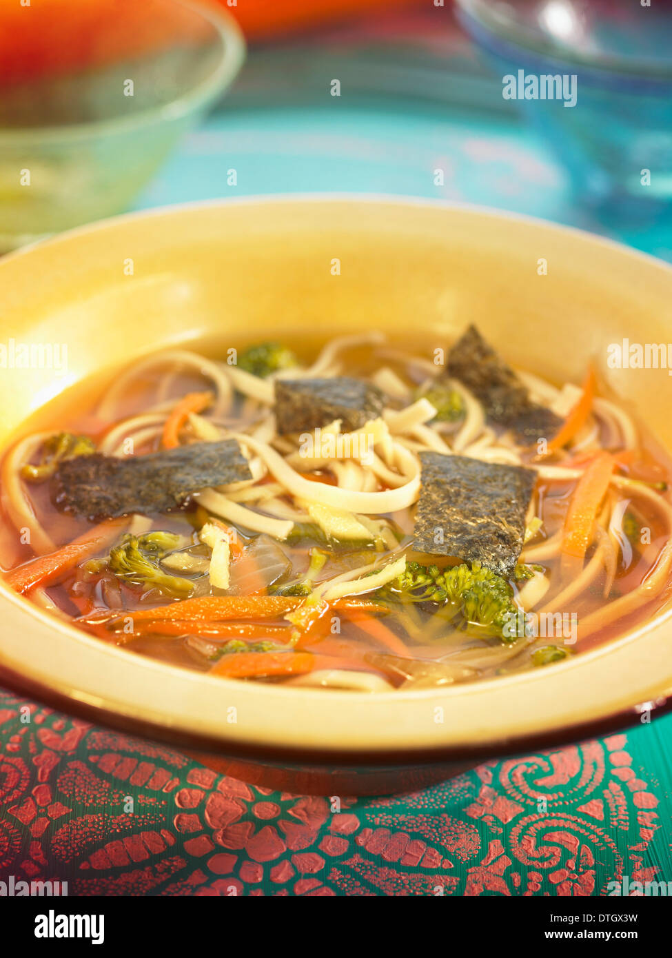 Udon pasta con lo zenzero,carote,broccoli,kombu e nori alghe marine Foto Stock