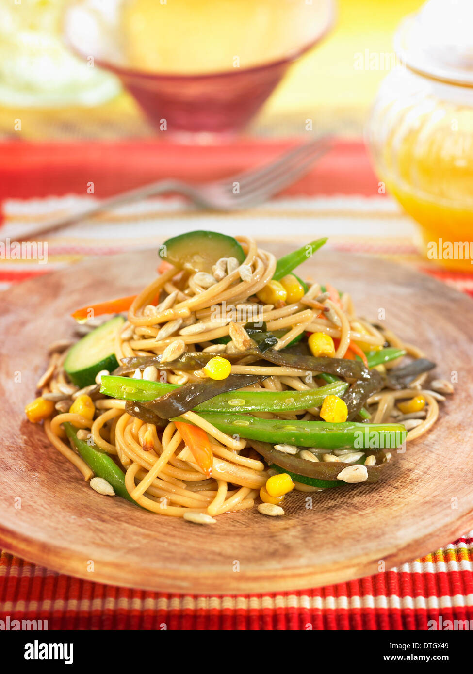 Tagliatelle con mare infradito,fagiolini,le carote, zucchine e il granturco dolce Foto Stock