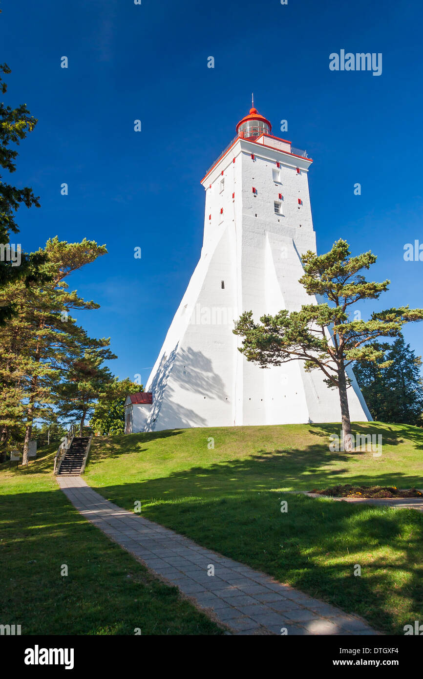 Grande alto antico faro bianco in estate in Kopu, Hiiumaa, Estonia Foto Stock