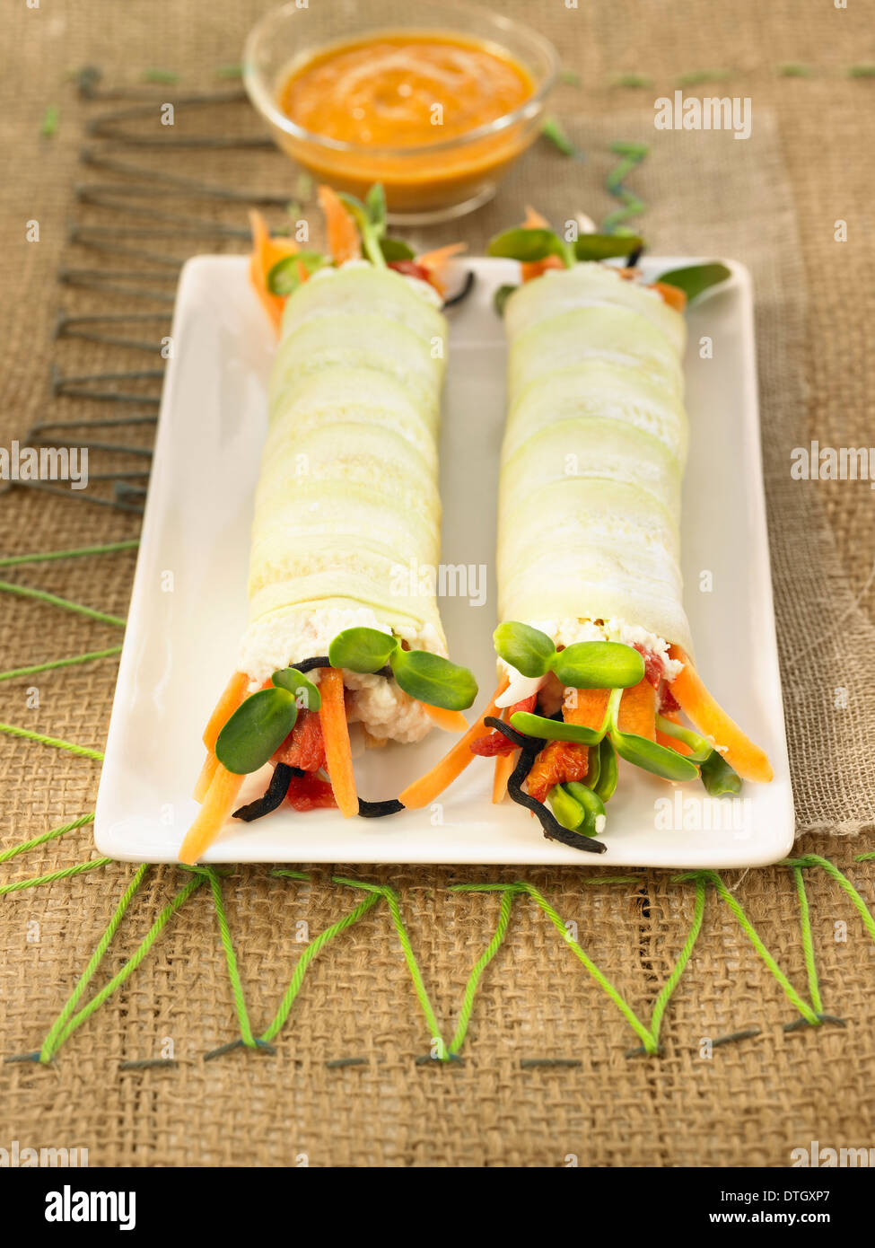 Zucchine,alga marina hijiki,il pomodoro e la carota cannellonis Foto Stock