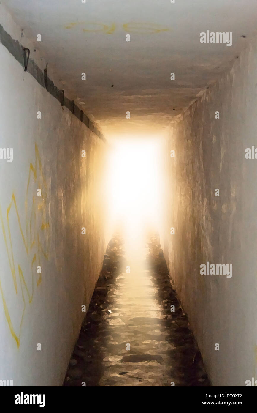 Illustrazione di una luce alla fine di un lungo tunnel bianco. Immagine ha effetto acquerello. Foto Stock