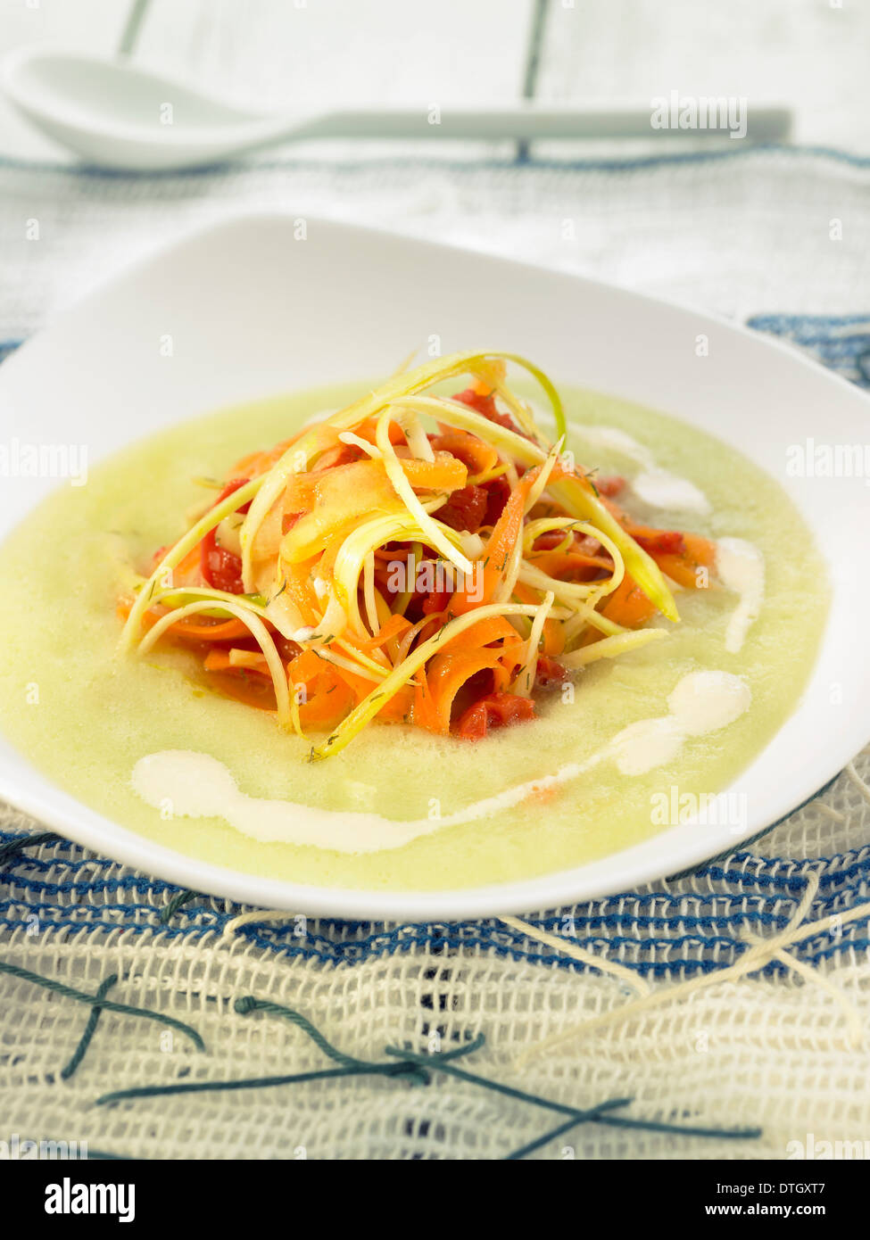 Zuppa di cetriolo con carote,porri,pomodori e pinoli Foto Stock