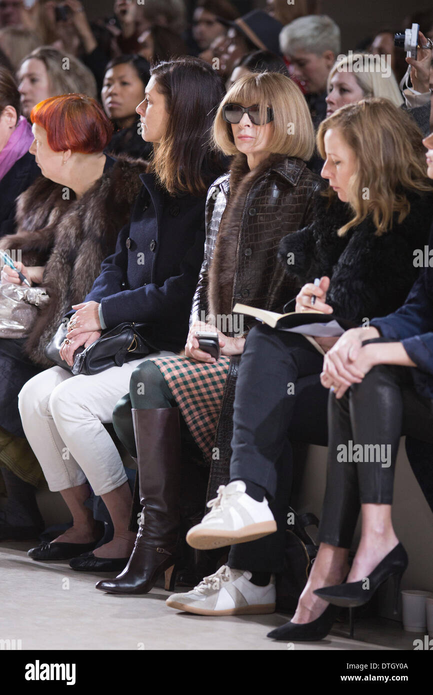 18 febbraio 2014, Londra, Inghilterra, Regno Unito. Vogue editor Anna Wintour assiste il Simone Rocha visualizza durante la London Fashion Week AW14 al Topshop Visualizza spazio/Tate Modern. Credito: CatwalkFashion/Alamy Live News Foto Stock