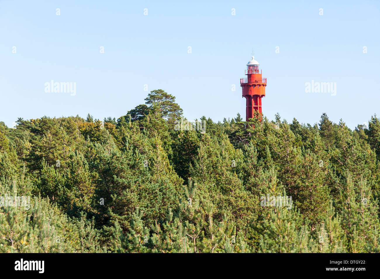 In alto di una luce rossa house o beacon in foresta verde in estate Foto Stock