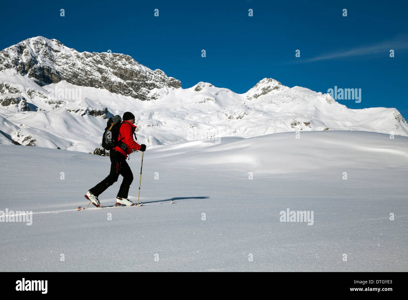 Ski tourer in alta valle sopra Lech am Arlberg, Mt Mohnenfluh sul retro, Vorarlberg, Austria Foto Stock