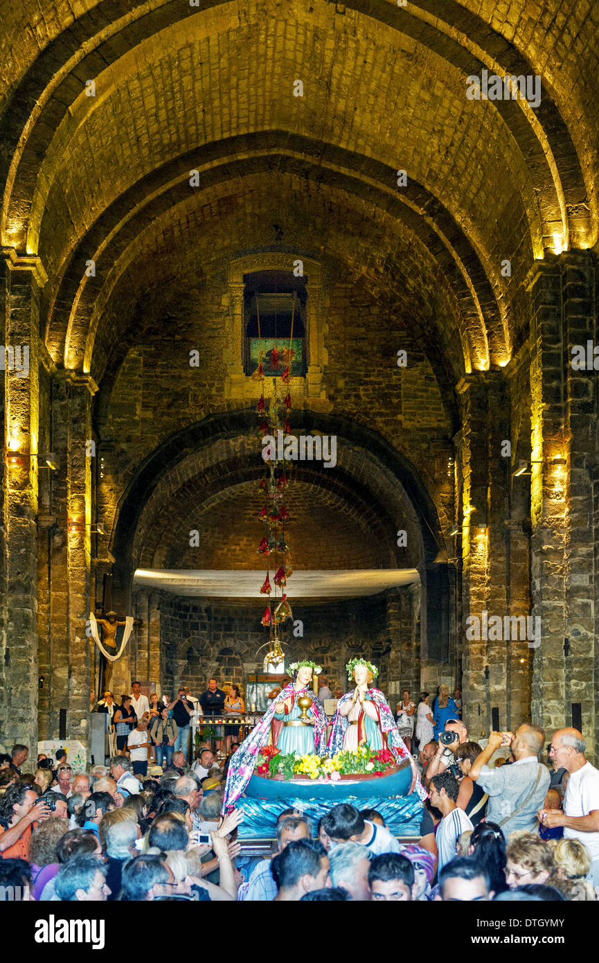 Europa, Francia, Bouche-du-Rhone, 13, Saintes-Maries-de-la-Mer, pellegrinaggio degli zingari. Portando i santi. Foto Stock