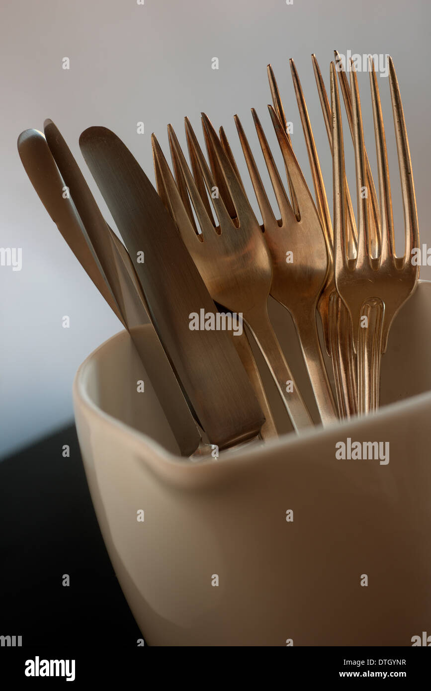 Vecchio silverplated posate nel bricco per il latte Foto Stock