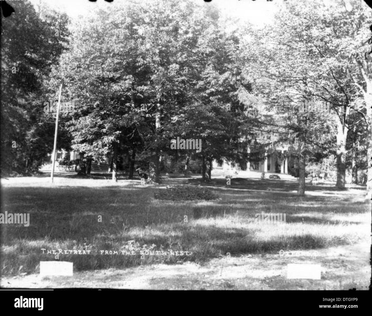 Una fotografia storica che mostra una vista parzialmente oscurata dell'Oxford Retreat da sud-ovest. L'immagine cattura i terreni del campus, gli edifici e i dormitori della Miami University, evidenziando il ruolo del college nell'educazione femminile. Foto Stock