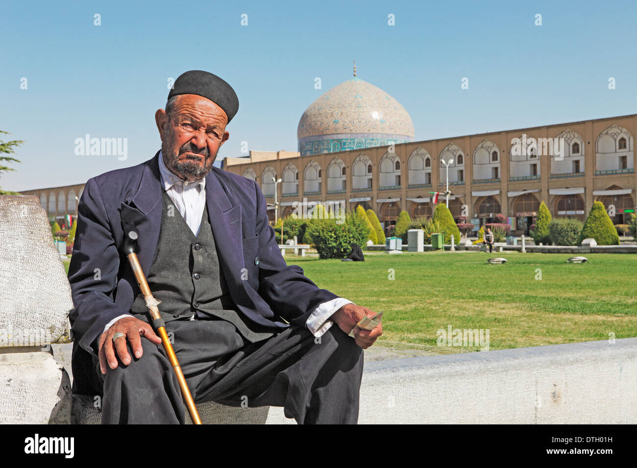 Uomo musulmano di fronte la cupola della moschea Lotfollah, Imam Square, Isfahan, Provincia di Isfahan, Persia, Iran Foto Stock