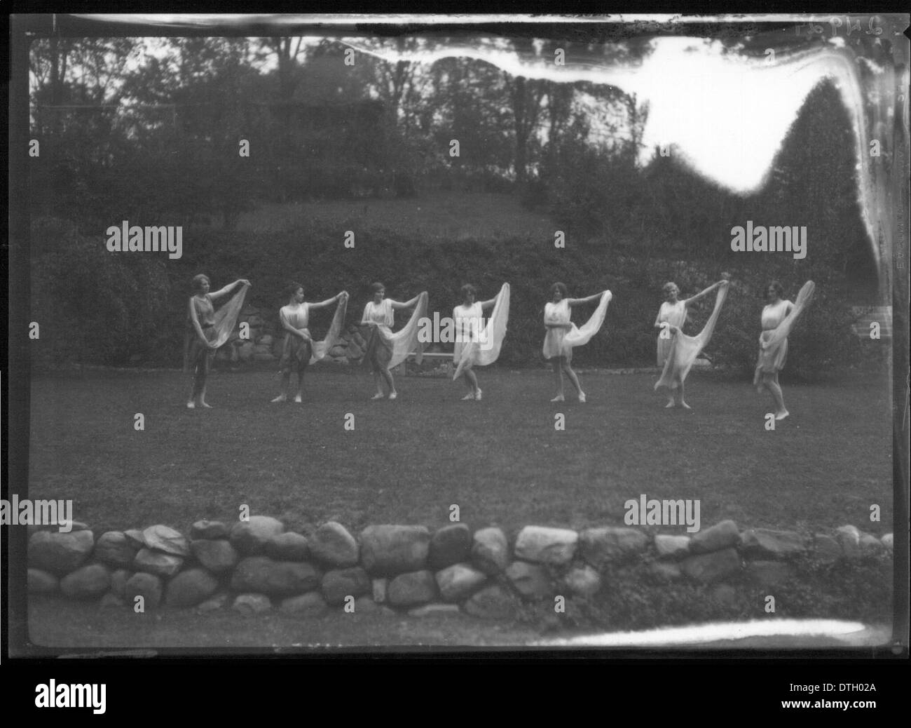 Questa fotografia del 1927 raffigura donne che ballano in un anfiteatro durante uno spettacolo teatrale all'aperto. L'immagine cattura l'eleganza dello spettacolo e l'importanza culturale dell'educazione delle donne all'inizio del XX secolo. Foto Stock