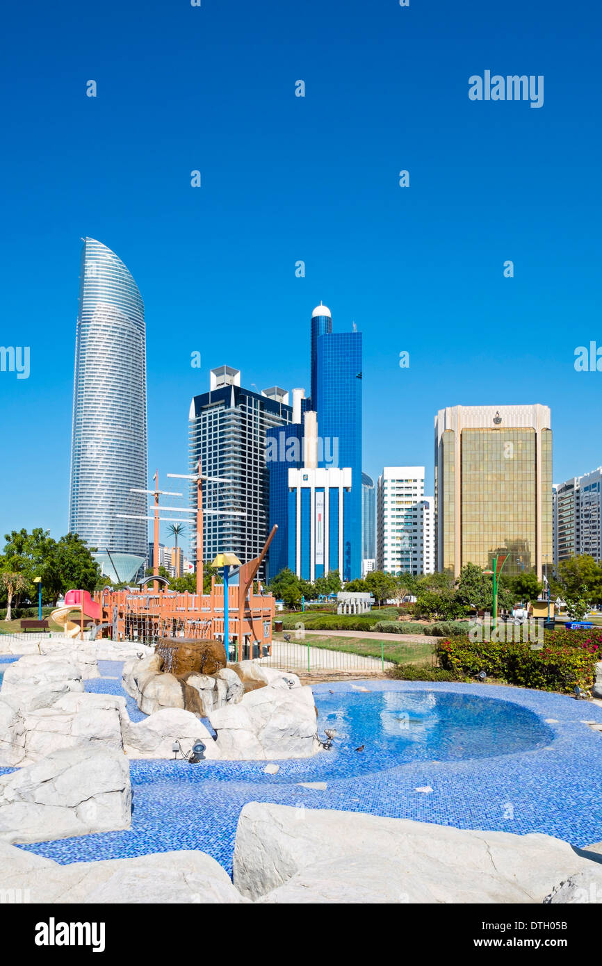 Skyline del quartiere degli affari e il parco sulla Corniche di Abu Dhabi Emirati arabi uniti Foto Stock