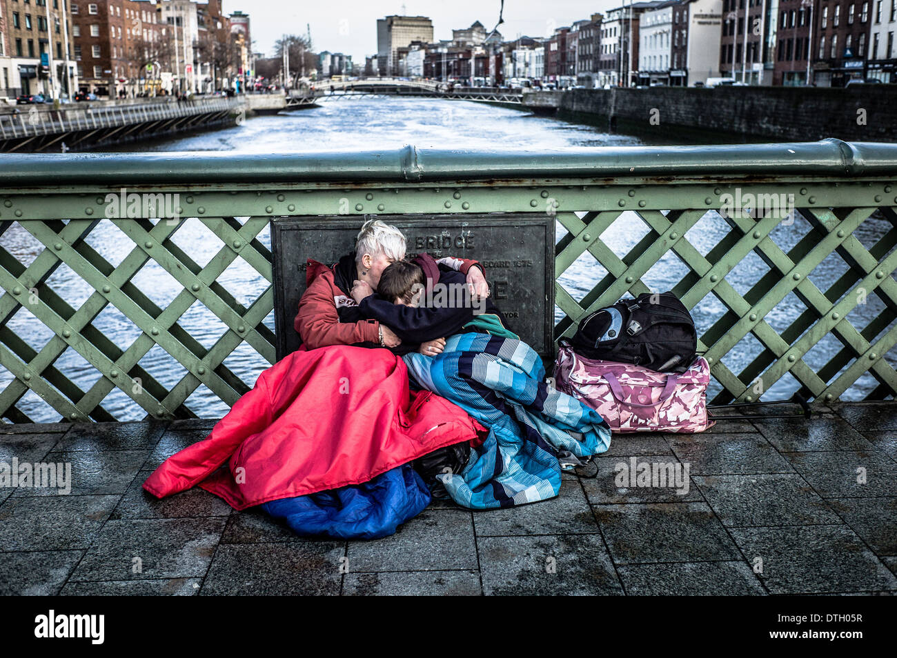 Il giorno di San Valentino weekend sul ponte di Grattan, Dublino oltre il fiume Liffey Foto Stock