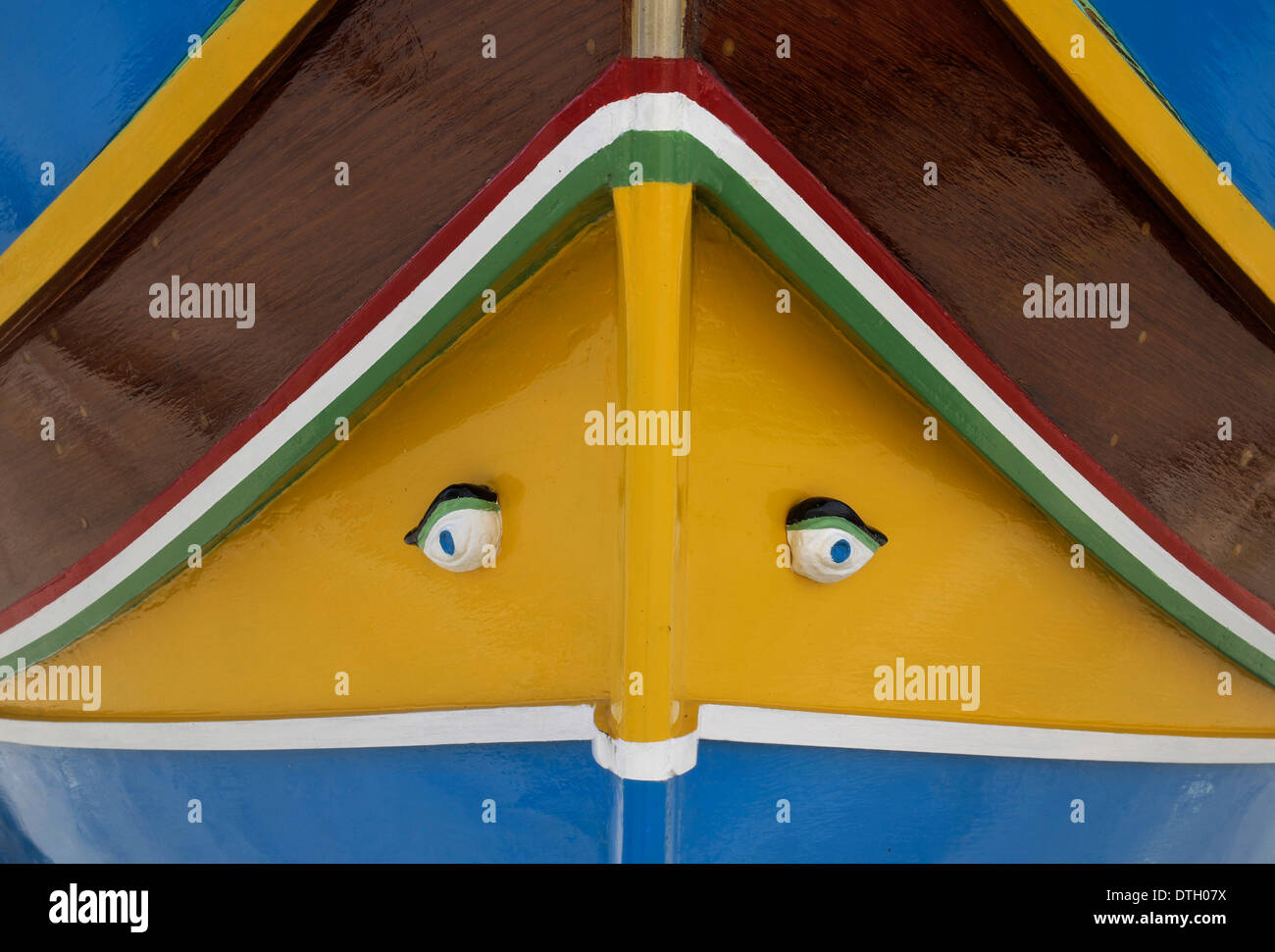 Luzzu, tipica barca da pesca con occhi dipinti, Marsaxlokk, Malta Foto Stock