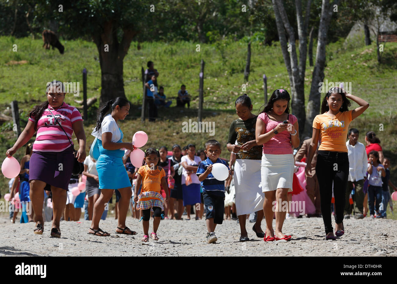 Le persone lasciano la chiesa in una processione quinceañera, Rio Blanco, Nicaragua Foto Stock