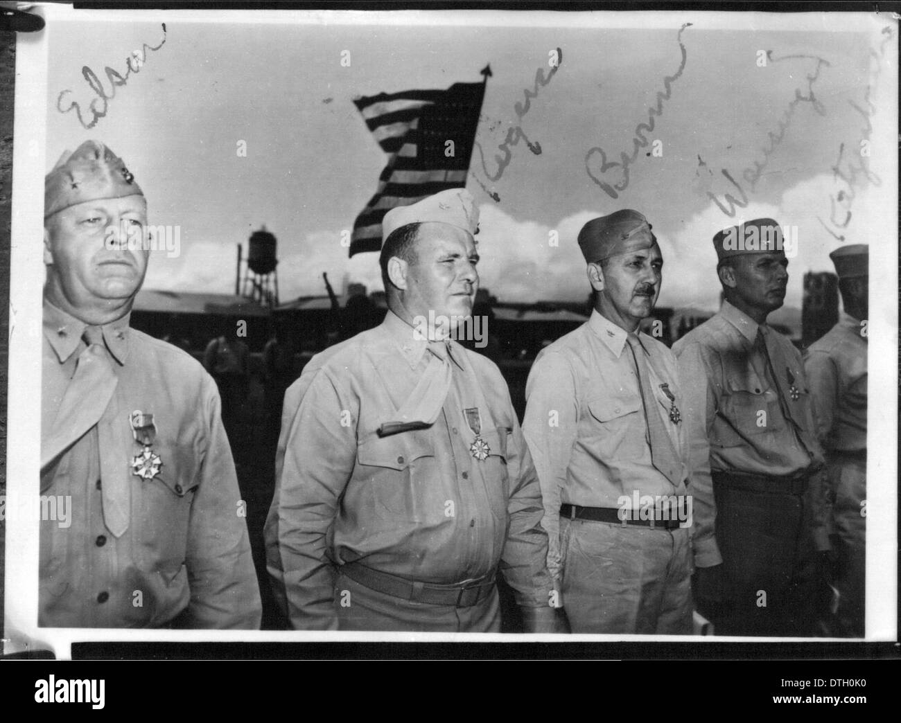 Questa immagine raffigura Walter Rogers e compagni di soldati in uniforme, probabilmente dei primi anni del XX secolo, che riflettono il servizio militare e la vita durante la guerra. La fotografia è una riproduzione, che conserva la storia delle uniformi militari e del servizio durante un periodo significativo della storia. Foto Stock