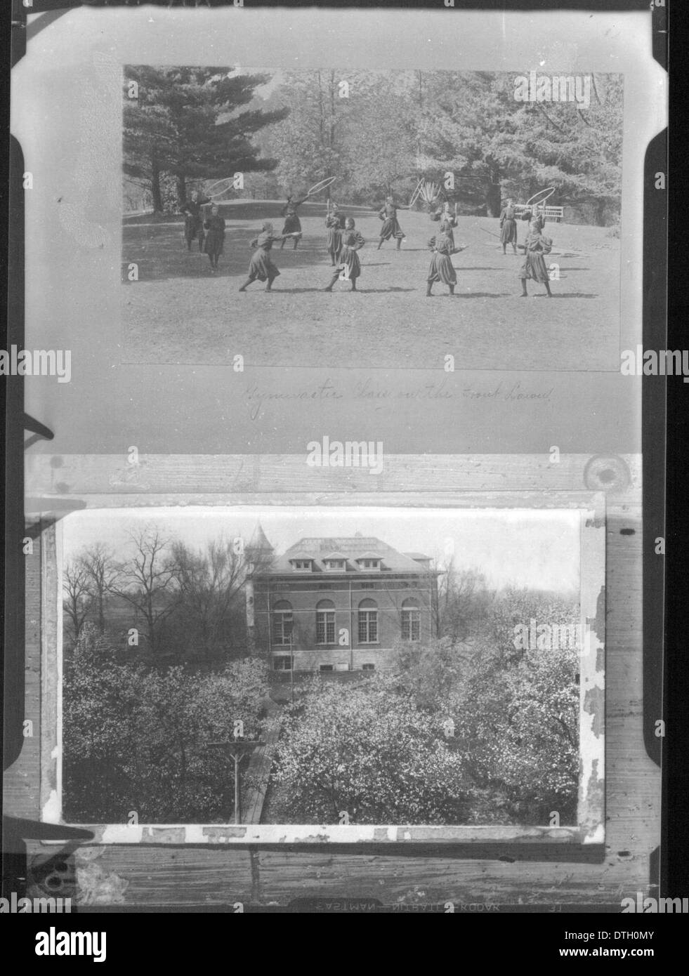 Questa fotografia composita cattura una lezione di ginnastica all'aperto che si svolge su una collina, con studenti impegnati nell'educazione fisica. L'immagine riflette la crescita dell'educazione femminile e dell'atletica nell'America dei primi anni del XX secolo, specialmente in istituzioni come la Miami University in Ohio. Foto Stock