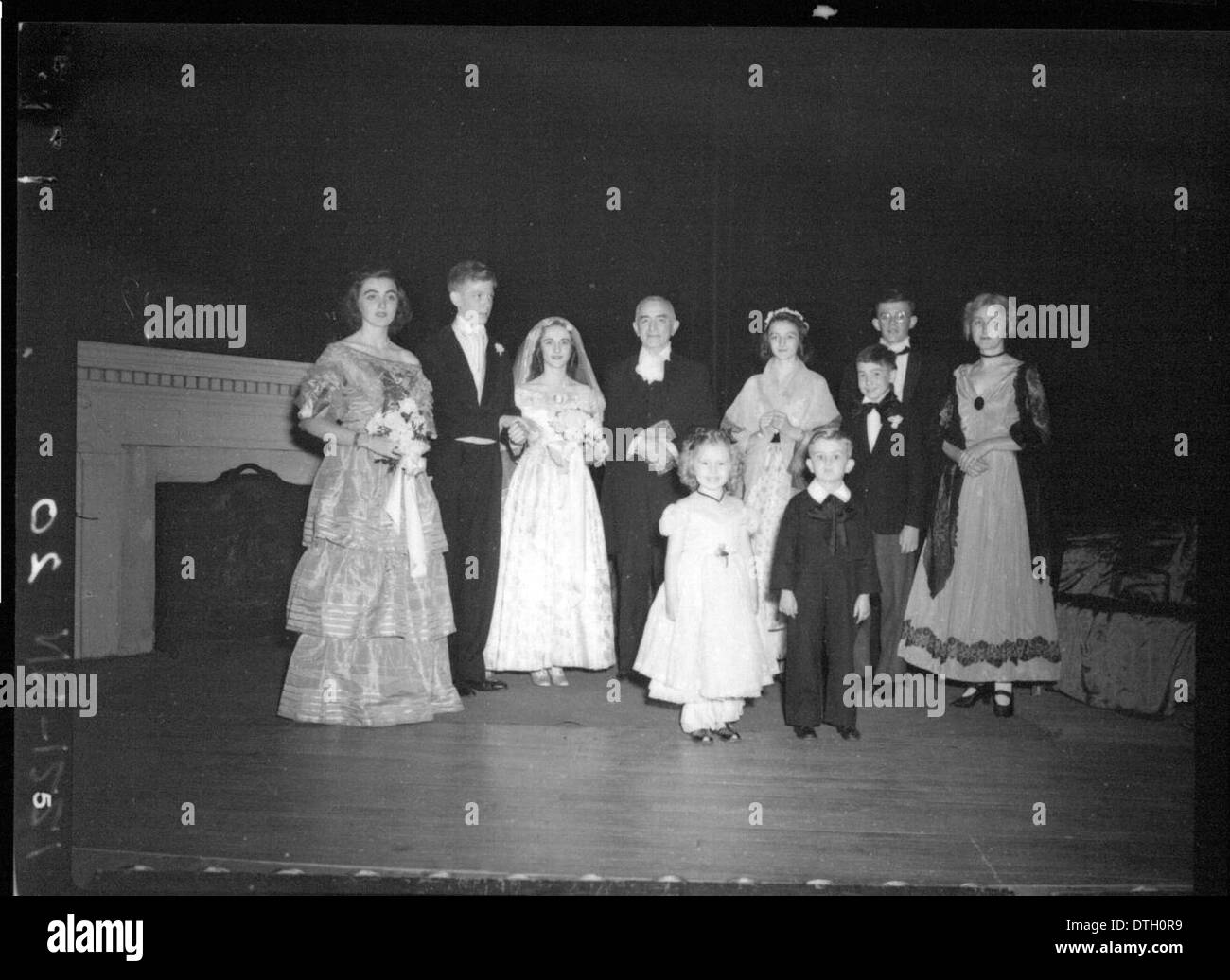 Questa fotografia cattura una festa di nozze sul palco, mostrando costumi indossati durante una produzione teatrale. Riflette la tradizione degli spettacoli teatrali nella storia della Miami University e il ruolo dei costumi nell'educazione femminile e nelle arti dello spettacolo Foto Stock