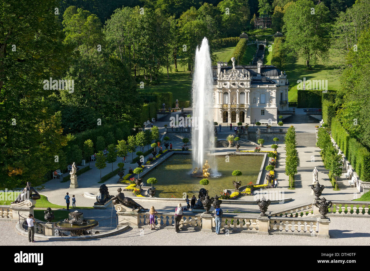 Fontana della flora con una fontana di acqua, nei giardini del palazzo di fronte Schloss Linderhof Palace, Alta Baviera, Baviera, Germania Foto Stock