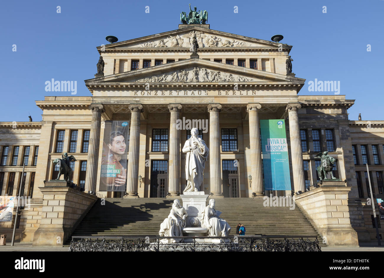 Konzerthaus e Schiller statua sulla Gendarmenmarkt Berlin, Germania Foto Stock