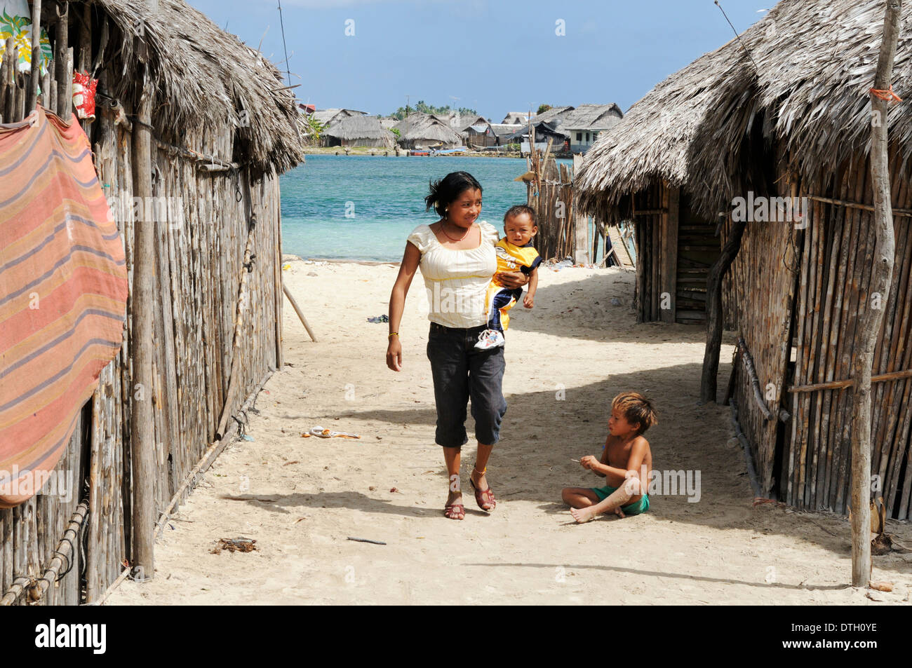La Kuna donna indiana e bambini, Nalunega, isole San Blas, Caraibi, Panama Foto Stock