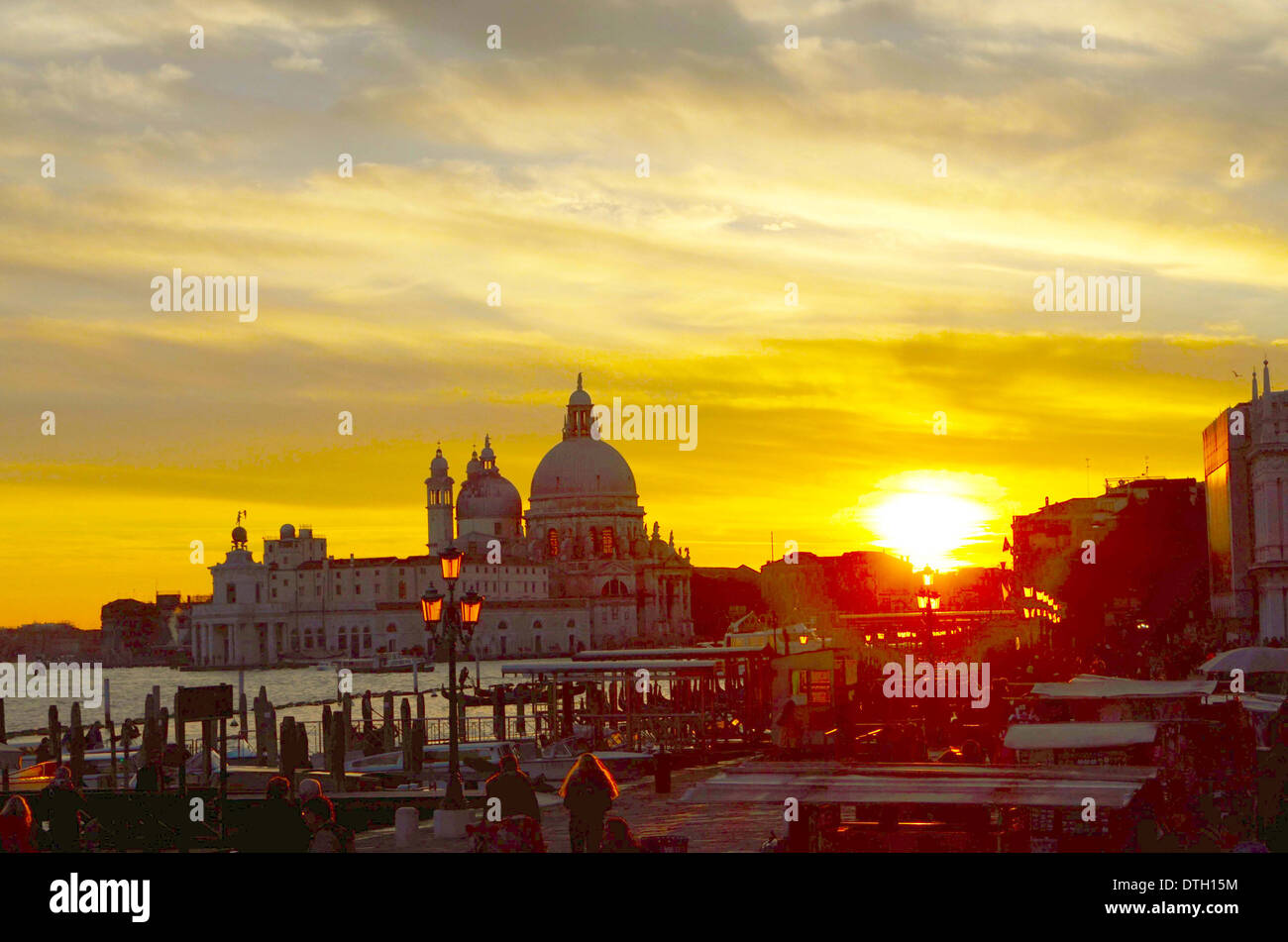 Venezia, Italia. Santa Maria dellaSalute è emblematico della città. La cupola domina il paese. Foto Stock