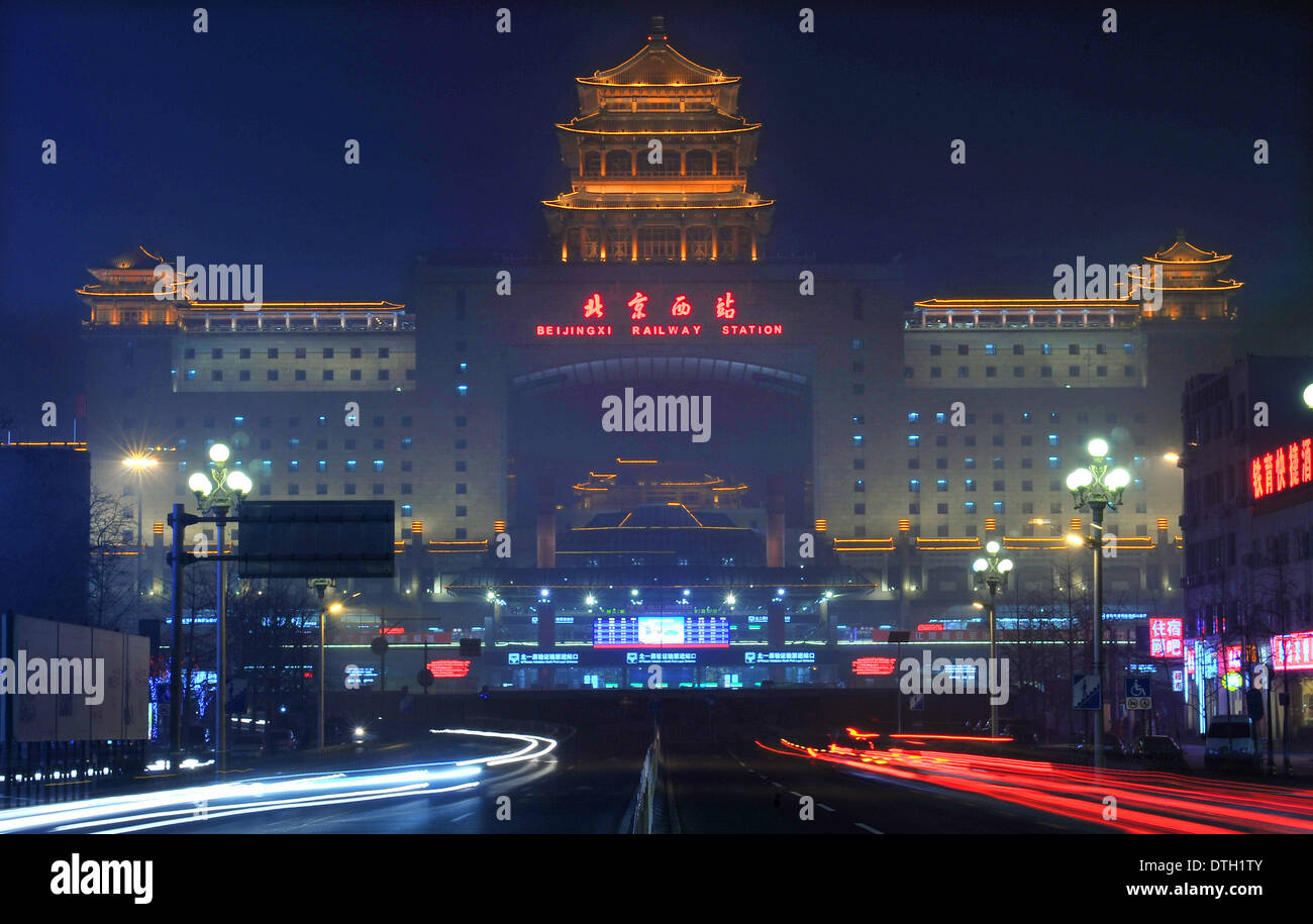 Pechino. 14 feb 2014. Foto scattata nel febbraio 14, 2014 mostra la vista notturna della Stazione Ferroviaria di Beijing Ovest di Pechino, capitale della Cina. Messo in funzione nel 1996, la Stazione Ferroviaria di Pechino Ovest è la più grande stazione ferroviaria in Asia . © Wang Jingguang/Xinhua/Alamy Live News Foto Stock