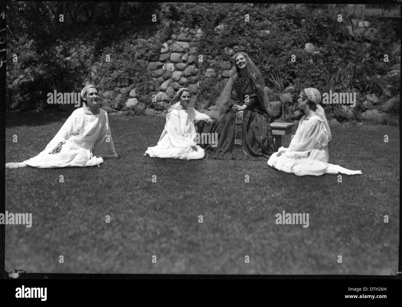 La fotografia cattura un evento teatrale all'aperto durante il Tree Day al Western College di Oxford, Ohio, nel 1934. Presenta donne in costumi d'epoca che partecipano all'evento, riflettendo l'importanza storica dell'educazione femminile e della vita culturale della Miami University. Foto Stock