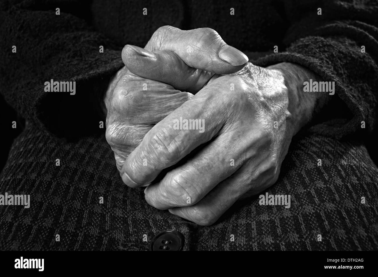 Primo piano di una vecchia donna mani. Immagine in bianco e nero. Foto Stock