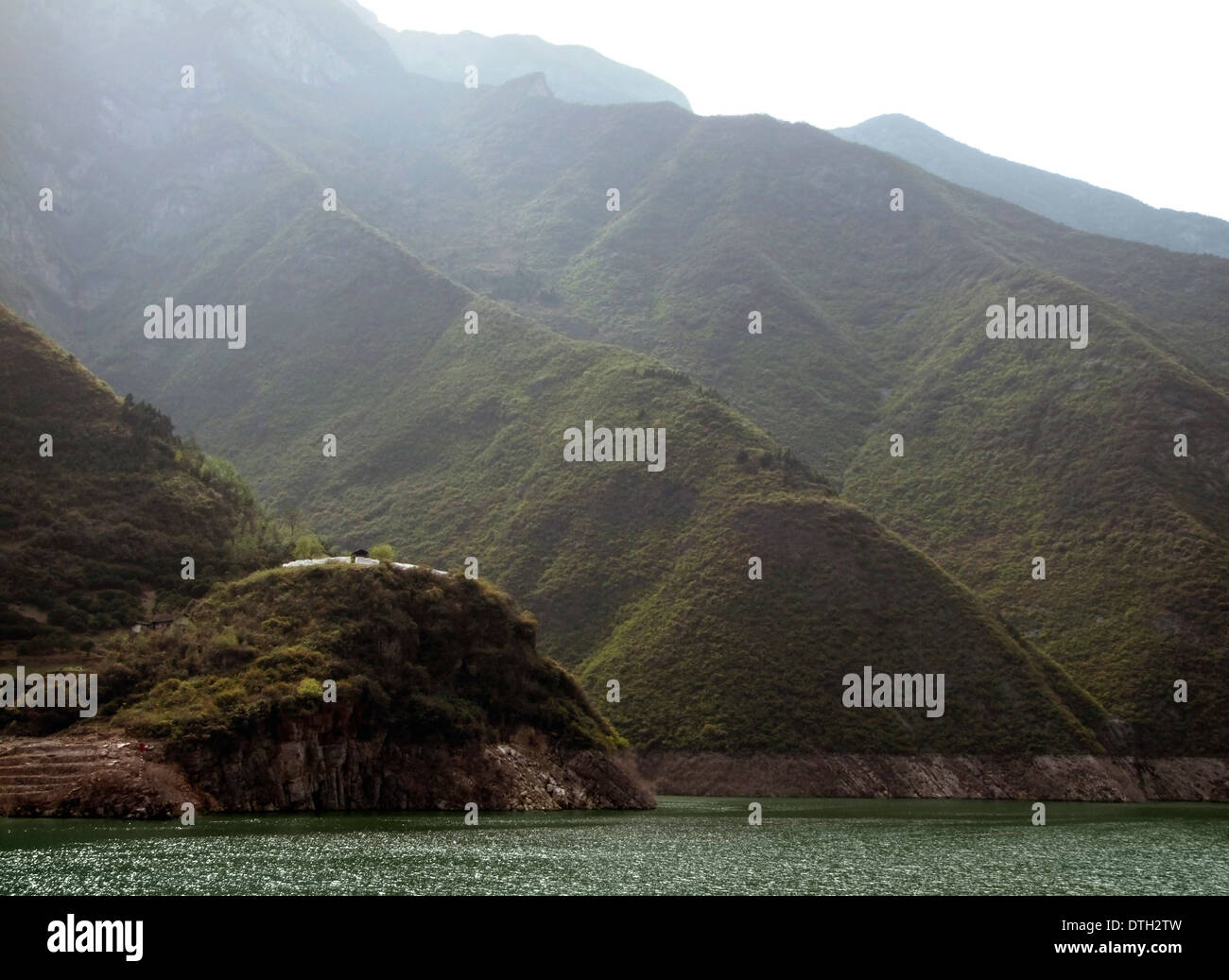 Misty waterside paesaggio lungo il fiume Yangtze in Cina tra cui incolto montagne e colline Foto Stock