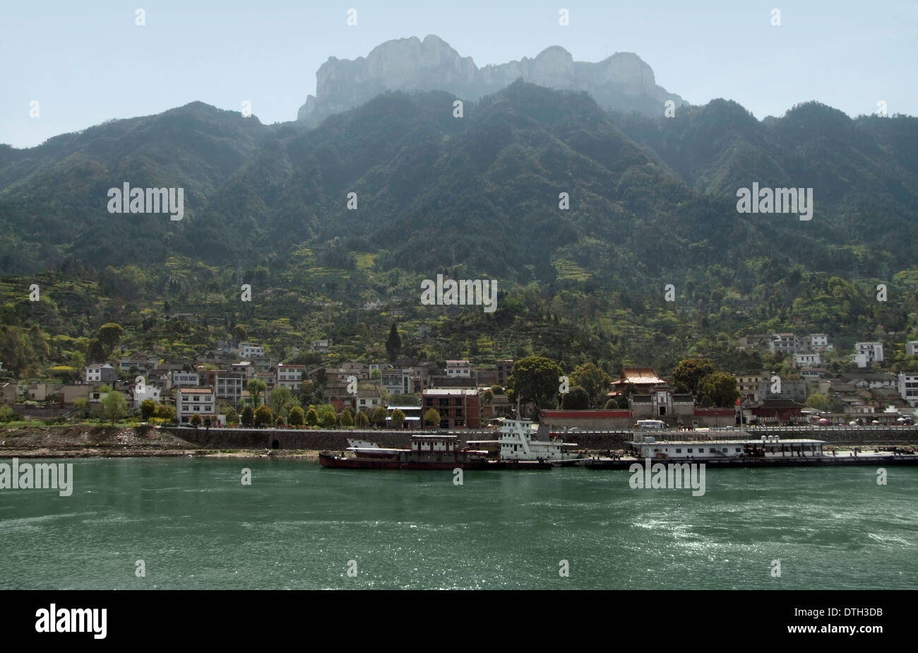 Misty waterside scenario presso il fiume Yangtze in Cina Foto Stock