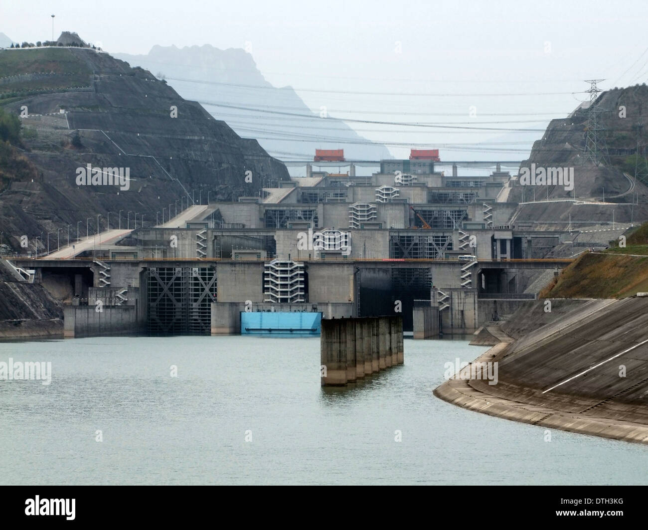 Scenario di nebbia a compresa la Diga delle Tre Gole al Fiume Yangtze in Cina Foto Stock