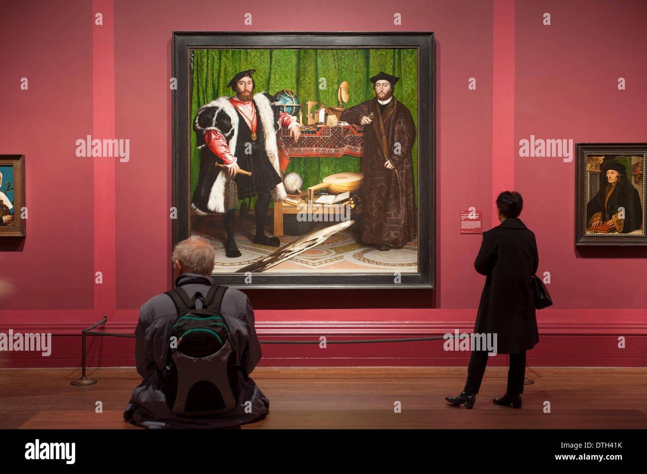 La National Gallery di Londra, Regno Unito. 18 febbraio 2014. Premere il tasto View - la strana bellezza: Maestri del Rinascimento tedesco dal 19 febbraio al 11 maggio 2014 presso il Sainsbury ala. Una mostra di esplorare ciò che rende le opere d'arte bella. Hans Holbein il Giovane Jean de Dinteville e Georges de Selve (Gli Ambasciatori), 1533. Credit: la National Gallery di Londra. Hanno comprato, 1890 © National Gallery di Londra. Credito: Malcolm Park editoriale/Alamy Live News Foto Stock