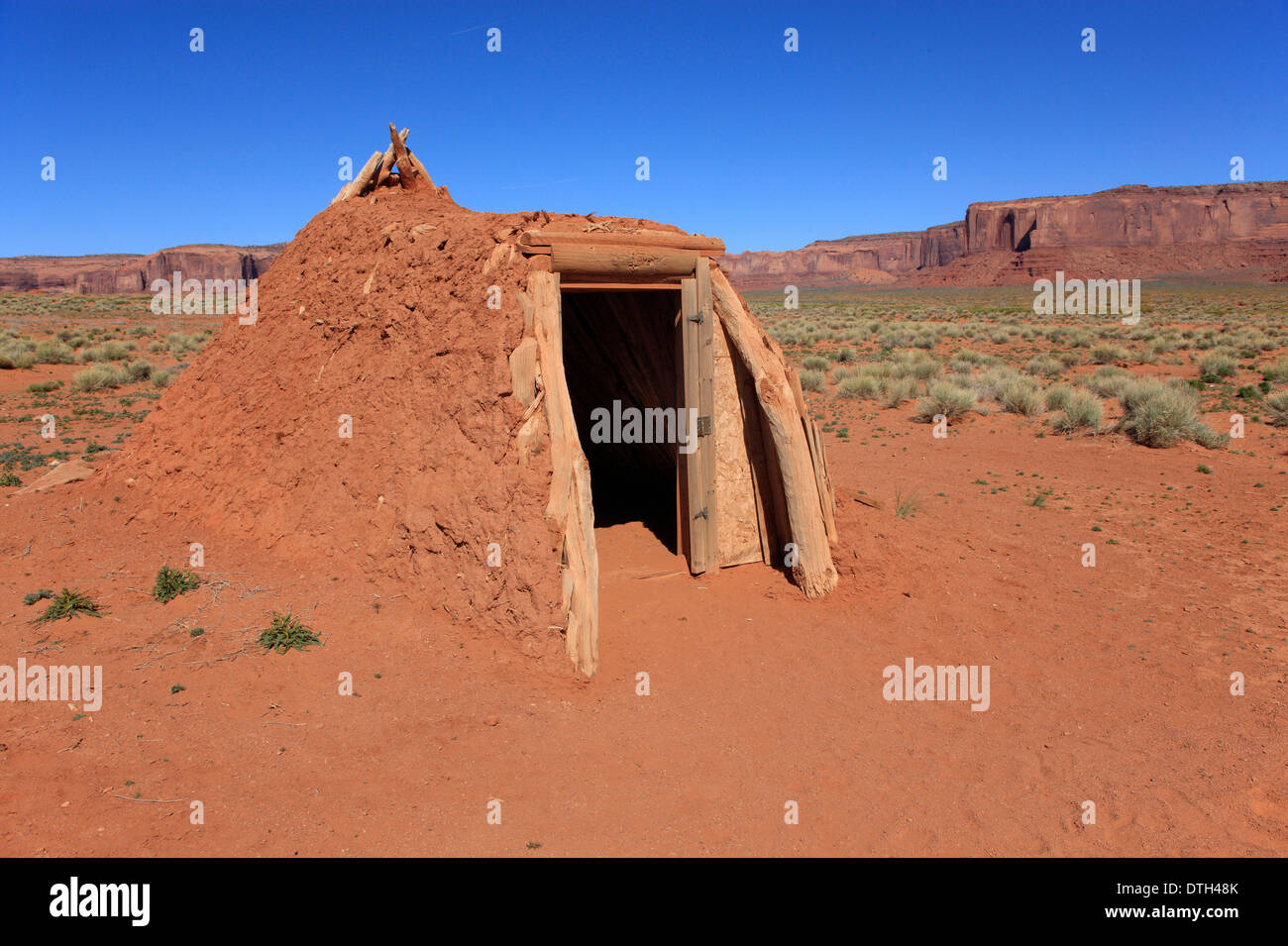 Navajo Hogan, tradizionale home, Monument Valley, Utah, Stati Uniti d'America Foto Stock