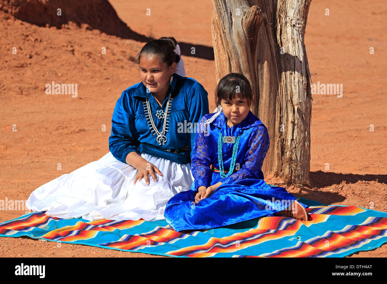 Navajo nativi, madre e figlia Monument Valley, Utah, Stati Uniti d'America / nativi americani Foto Stock